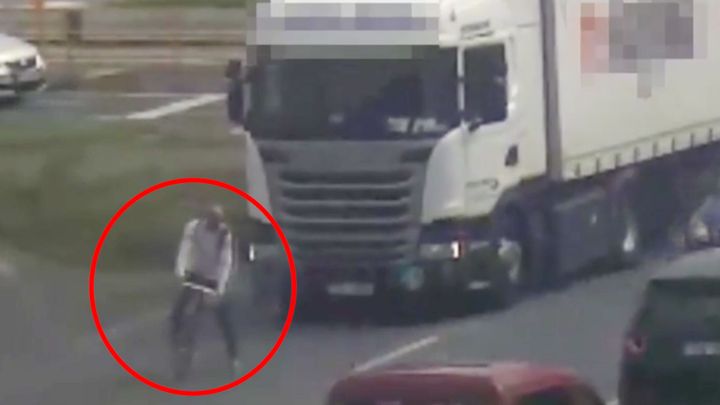 Cyklista v Ostravě "vybrzdil" kamion a přivolal strážníky. Pochvaly se nedočkal; Zdroj foto: Facebook/ Městská policie Ostrava