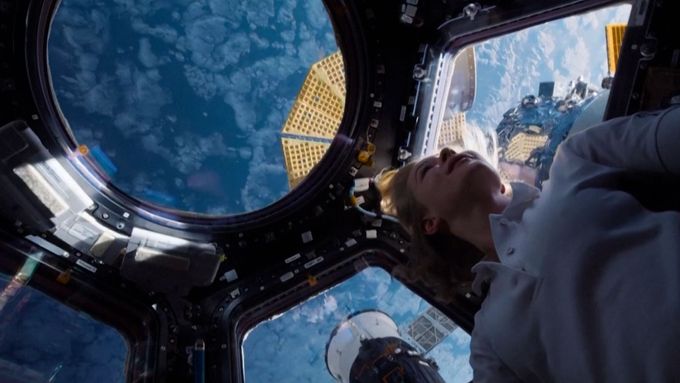 Ruští filmaři natočili první celovečerní snímek ve vesmíru.
