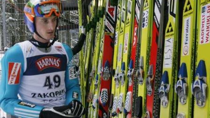 Jakub Janda si vybírá lyže při závodě SP skokanů v polském Zakopaném.