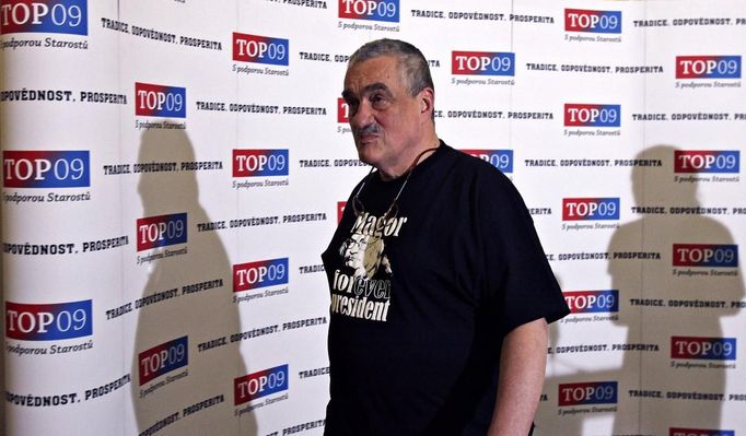 Šéf TOP 09 Karel Schwarzenberg na tiskové konferenci v červnu 2013.