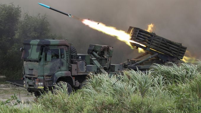 Raketomet Thunderbolt 2000 pálí při nácviku tchajwanské armády během simulované invaze „nepřítele“ na ostrov v polovině července.