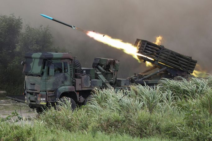 Raketomet Thunderbolt 2000 pálí při nácviku tchajwanské armády během simulované invaze „nepřítele“ na ostrov v polovině července.