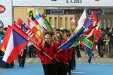 ...na níž defilovaly vlajky všech zemí, jejichž závodníci se postavili na start.