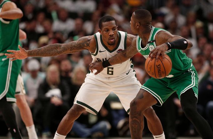 Eric Bledsoe z Milwaukee brání bostonského Terryho Roziera.