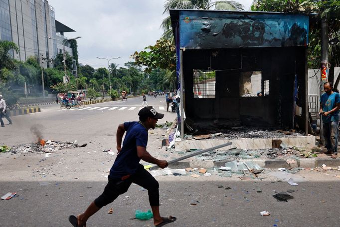 Protesty v Bangladéši požadující rezignaci premiérky šajch Hasíny Vadžídové.