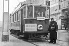 Tramvaj linky 7 při zavedení pravostranného provozu v Praze 26. března 1939. Nápis na voze "Jezdí se vpravo! Rechts fahren!" upozorňuje na změnu.