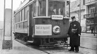 Tramvaj linky 7 při zavedení pravostranného provozu v Praze 26. března 1939. Nápis na voze "Jezdí se vpravo! Rechts fahren!" upozorňuje na změnu.