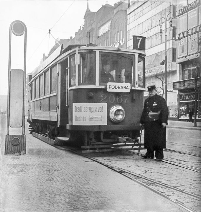 Historická fotografie zachycující provoz tramvajové linky na Václavském náměstí, která zde byla v provozu mezi lety 1884-1980.