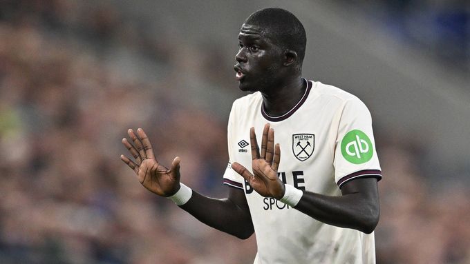 Fotbalista West Hamu Malick El Hadji Diouf při utkání s Evertonem