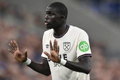 Dioufova parádní akce pomohla West Hamu. "Kladiváři" získali pod novým koučem bod