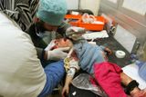 Medik zachraňuje dítě v polní nemocnici ve východním Aleppu.