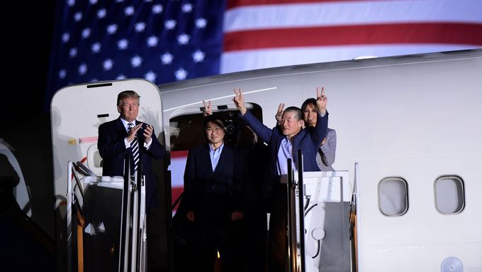 Donald Trump přivítal trojici Američanů, které propustila KLDR