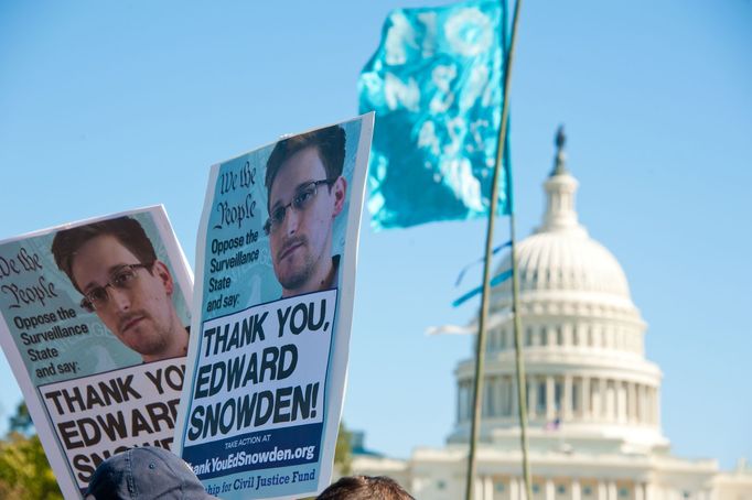 Fotografie z protestu proti sledování občanů, který proběhl poté, co whistleblower Edward Snowden zveřejnil data o špehování tajnými službami.