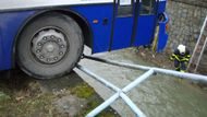 Autobus se krátce po zaparkování samovolně rozjel. Po ujetí několika desítek metrů přerazil zábradlí a zůstal stát na hraně koryta řeky.