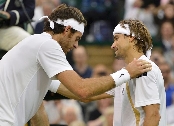 Argentinský tenista Juan-Martín Del Potro (vlevo) se loučí s Davidem Ferrerem po osmifinále Wimbledonu 2012.