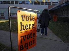Dvojjazyčná cedule zve voliče ve městě Rockville, Maryland