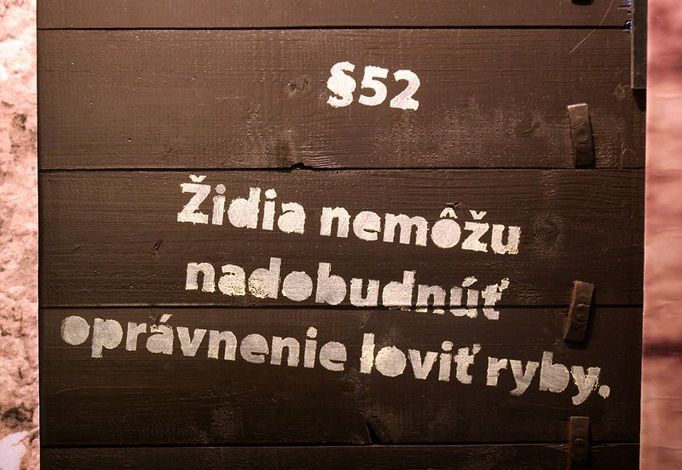 Detail z expozice: citát z paragrafů tzv. Židovského kodexu.