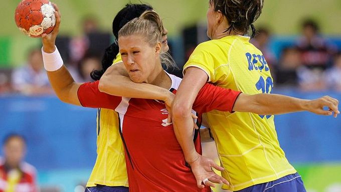 Házená. Norská hráčka Gro Hammerseng je blokována Rumunskými soupeřkami v ženské olympijské házené.