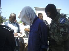 Francouzské jednotky předávají zadrženého piráta keňským úřadům