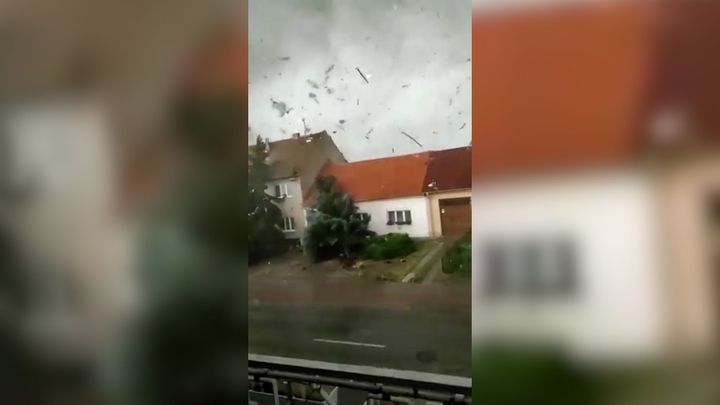 "Děsivé. Šílené." Policie zveřejnila dosud nejautentičtější záběry z řádění tornáda; Zdroj foto: Policie ČR