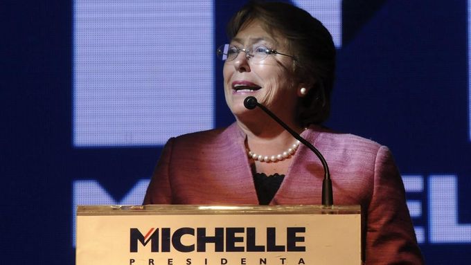 Michelle Bacheletová hovoří ke svým stoupencům po prvním kole chilských prezidentských voleb. (17. listopadu 2013)
