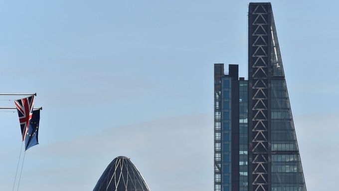 Londýnské mrakodrapy "Okurka" a "Struhadlo".