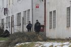 Na plzeňské ubytovně někdo ubodal cizince, podezřelého mladíka policie zadržela na nádraží v Praze
