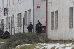 Na plzeňské ubytovně někdo ubodal cizince, podezřelého mladíka policie zadržela na nádraží v Praze