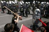 Mladí Řeci ventilovali v ulicích svůj hněv v souvislosti s krizí, za kterou nemohou