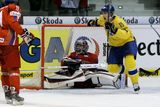 Švédové příležitost nenechali být, gólem vyloučení Čechů potrestal Patrik Berglund.