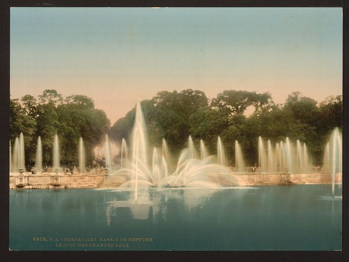 Zámky Versailles a Fontainebleau na 120 let starých fotkách