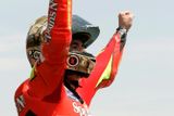 Španěl Jorge Lorenzo slaví vítězství ve Velké ceně Katalánska ve třídě do 250 ccm.