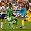 MS 2014, Francie-Nigérie: Joseph Yobo (druhý zleva) si dává vlastní gól