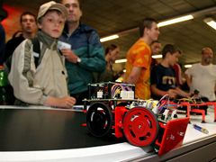 Sledujete robotické sumo - dva roboti v černém kruhu se snaží vzájemně vytlačit za jeho hranici. Rozhoduje při tom nejen síla (závislá na pohonu) robotů, ale i naprogramovaná strategie.