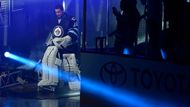 Ondřej Pavelec při slavnostním nástupu hráčů Winnipeg Jets před duelem s Ottawou.