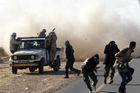 Kaddáfího síly postupují, tanky drtí povstání Libyjců