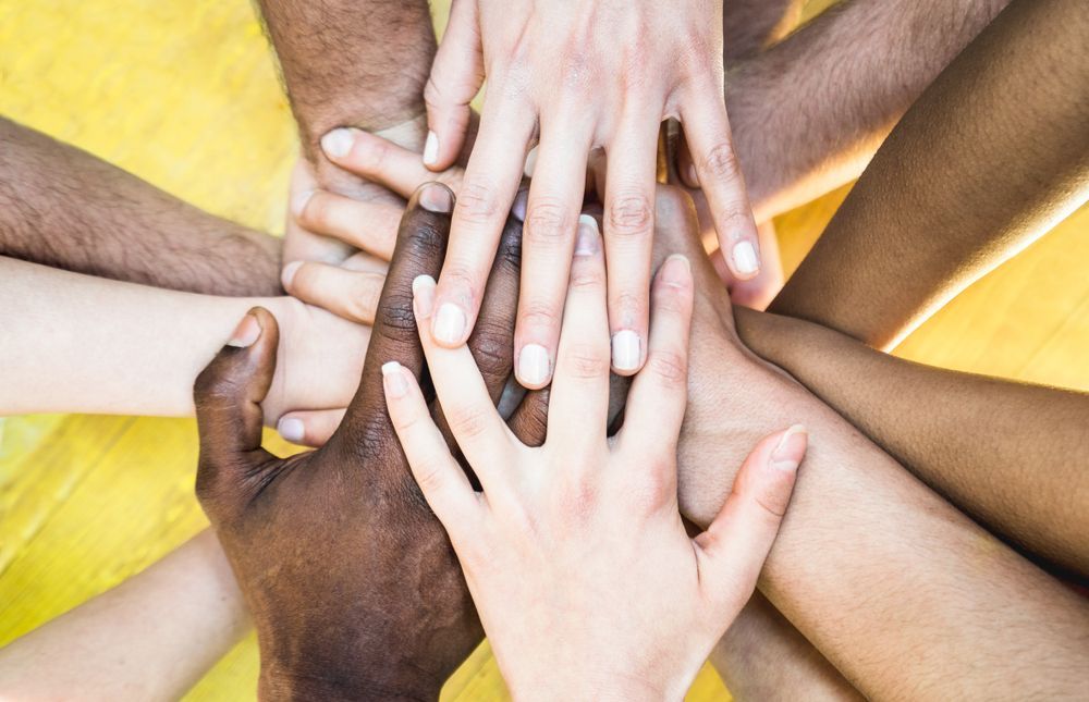 černé bílé ruce ilustrační foto rasismus