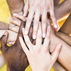 černé bílé ruce ilustrační foto rasismus