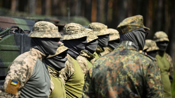 Ukrajinci utahují šrouby kolem Krymu. Po úderech raketami překvapili Rusy výsadkem