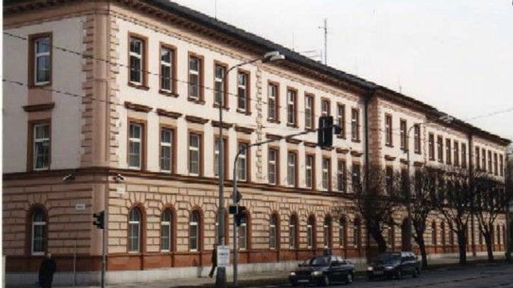 Policie vyklízí budovu Vrchního soudu v Olomouci, kde anonym nahlásil bombu
