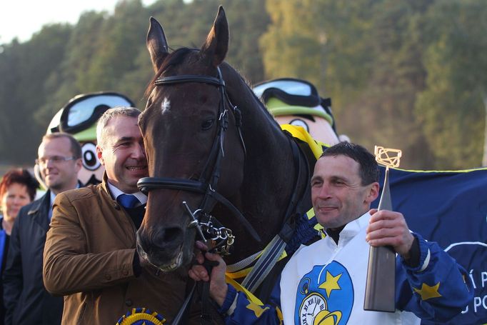 Velká Pardubice 2015: vítěz Marek Stromský na koni Nikasovi a majitel koně Petr Kupka