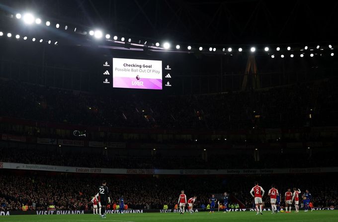 Světelná tabule na Emirates Stadium oznamuje, že VAR zkoumá situaci před gólem Tomáše Součka. Trefa českého záložníka nakonec platila