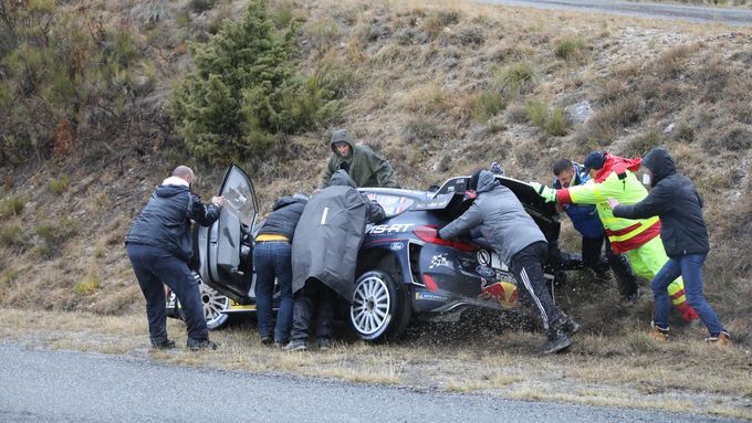 Ani vítěz Sébastien Ogier neměl cestu k úspěchu na nevyzpytatelné Rallye Monte Carlo snadnou.