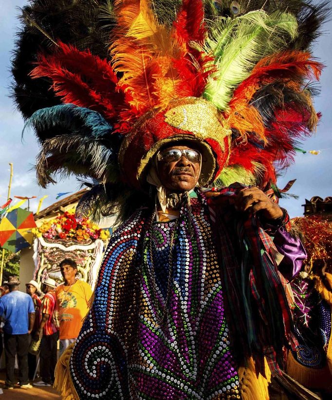 A reveller participates in the traditional carnival group known as "Maracatu Cambinda Brasileira", in the town of Engenho Cumba in Pernambuco State, February 10, 2013. REUTERS/Alexandre Severo (BRAZIL - Tags: SOCIETY) Published: Úno. 11, 2013, 2:35 dop.