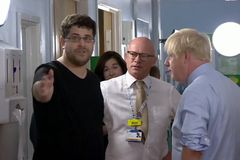 "Jste tu jen kvůli tisku." Boris Johnson se dostal do hádky, když navštívil nemocnici
