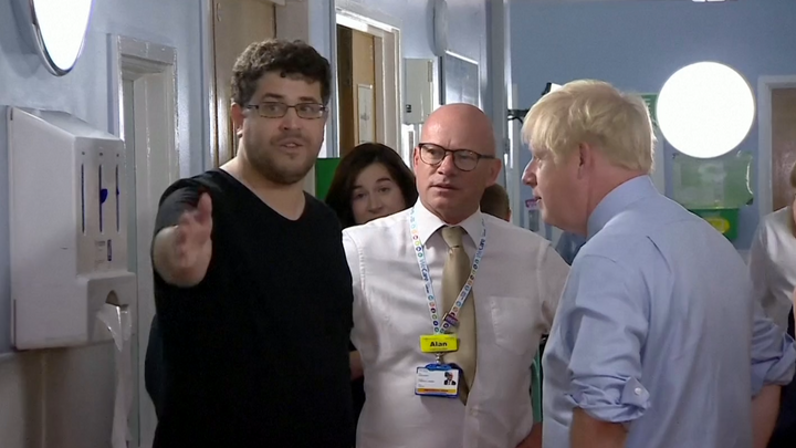 "Jste tu jen kvůli tisku." Boris Johnson se dostal do hádky, když navštívil nemocnici