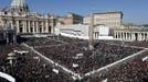 Pope Benedict XVI rides in his Popemobile through a packed Saint Peter's Square at the Vatican during his last general audience, February 27, 2013. The weekly event which would normally be held in a vast auditorium in winter, but has been moved outdoors to St. Peter's Square so more people can attend. The pope has two days left before he takes the historic step of becoming the first pontiff in some six centuries to step down instead of ruling for life. REUTERS/Stefano Rellandini (VATICAN - Tags: RELIGION) Published: Úno. 27, 2013, 10:03 dop.