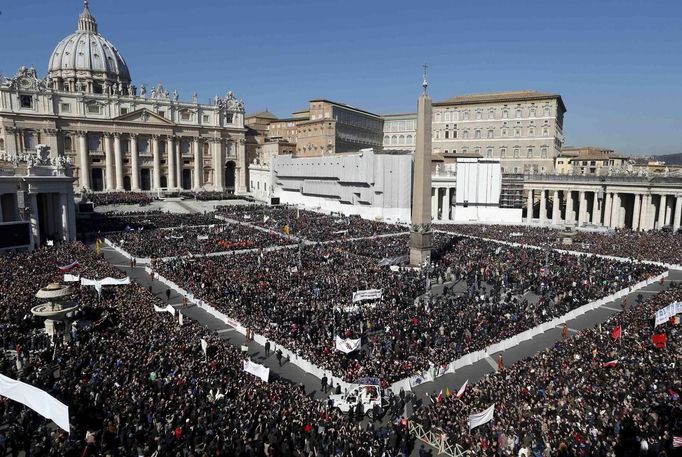 Pope Benedict XVI rides in his Popemobile through a packed Saint Peter's Square at the Vatican during his last general audience, February 27, 2013. The weekly event which would normally be held in a vast auditorium in winter, but has been moved outdoors to St. Peter's Square so more people can attend. The pope has two days left before he takes the historic step of becoming the first pontiff in some six centuries to step down instead of ruling for life. REUTERS/Stefano Rellandini (VATICAN - Tags: RELIGION) Published: Úno. 27, 2013, 10:03 dop.