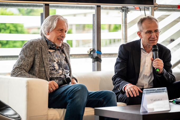 Debatu s Vladimirem Sorokinem (vlevo) moderoval rusista Tomáš Glanc.