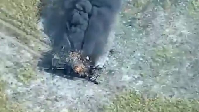 Sestřih ničení ruské mechanizované kolony vedené tanky u ukrajinského města Siversk.